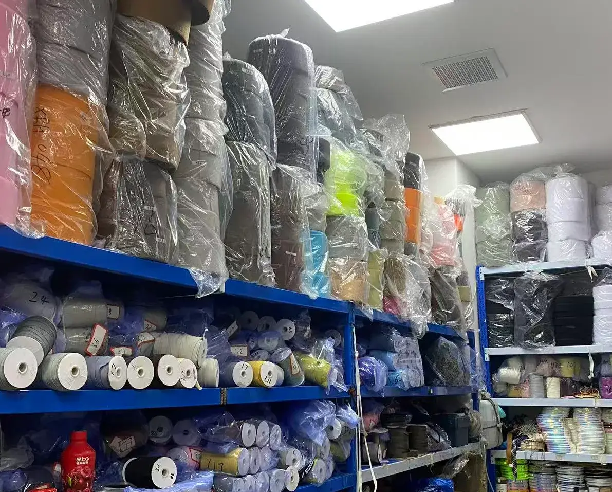 档口实拍:店内货架局部